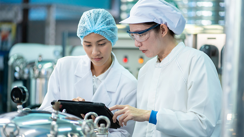 Woman teaching team work in working on food and beverage safety